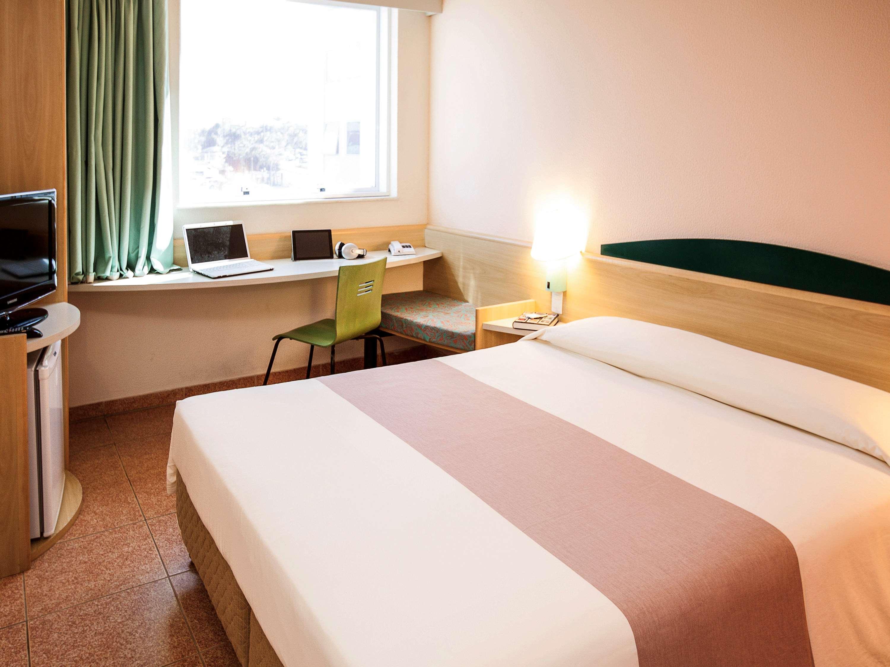 ホテル Ibis Vitoria Aeroporto エクステリア 写真
